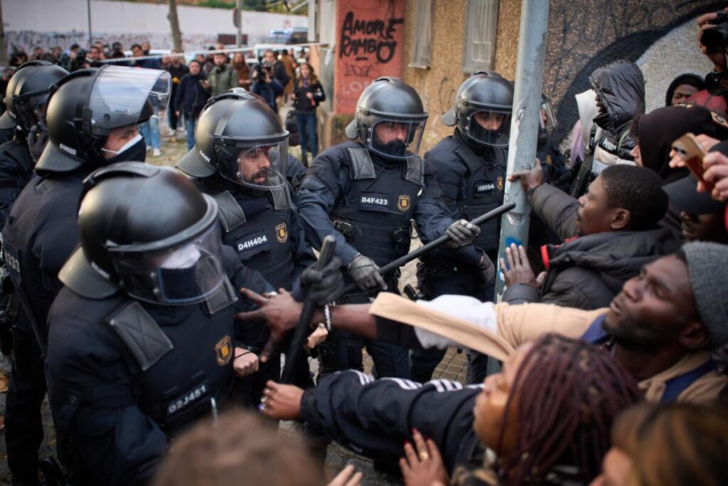 Spanish Police Evict Thousands of Migrants!